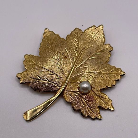 Vintage Sarah Coventry Leaf Faux Pearl Gold tone Brooch Pin Classic Nature - Picture 4 of 5